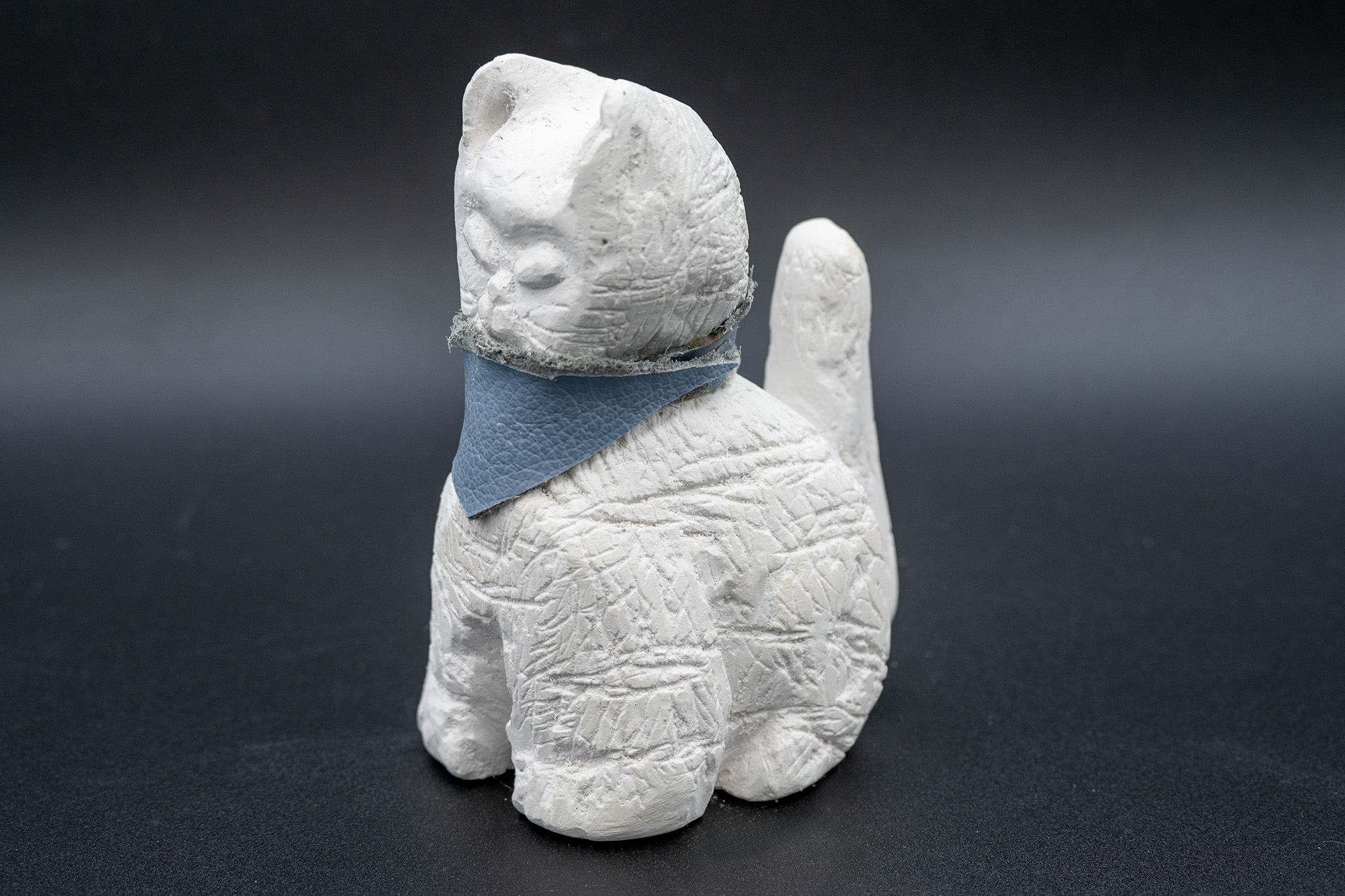 Gangster cat by Ashton Hernandez - Plaster sculpture